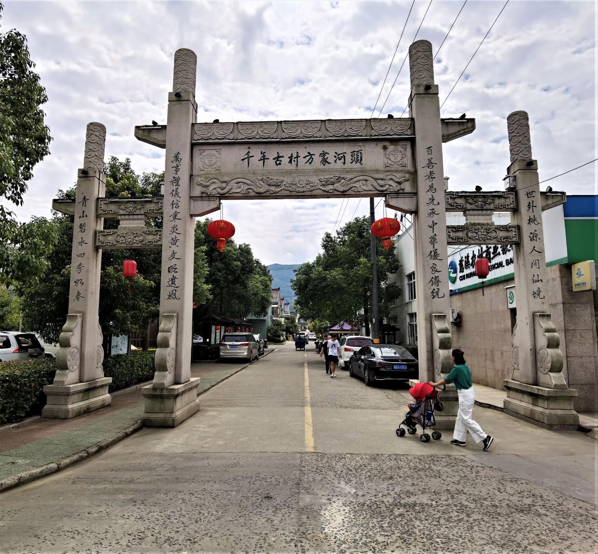 1 / 12 方家河头村位于宁波市慈溪市龙山镇.