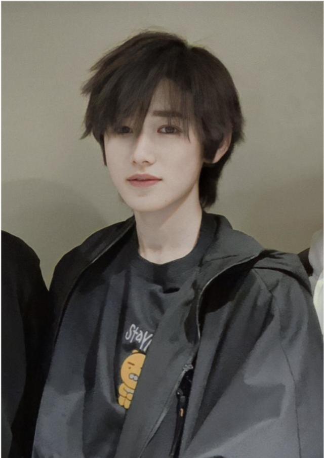 宋亚轩后台素颜照曝光皮肤一览无遗可挑剔