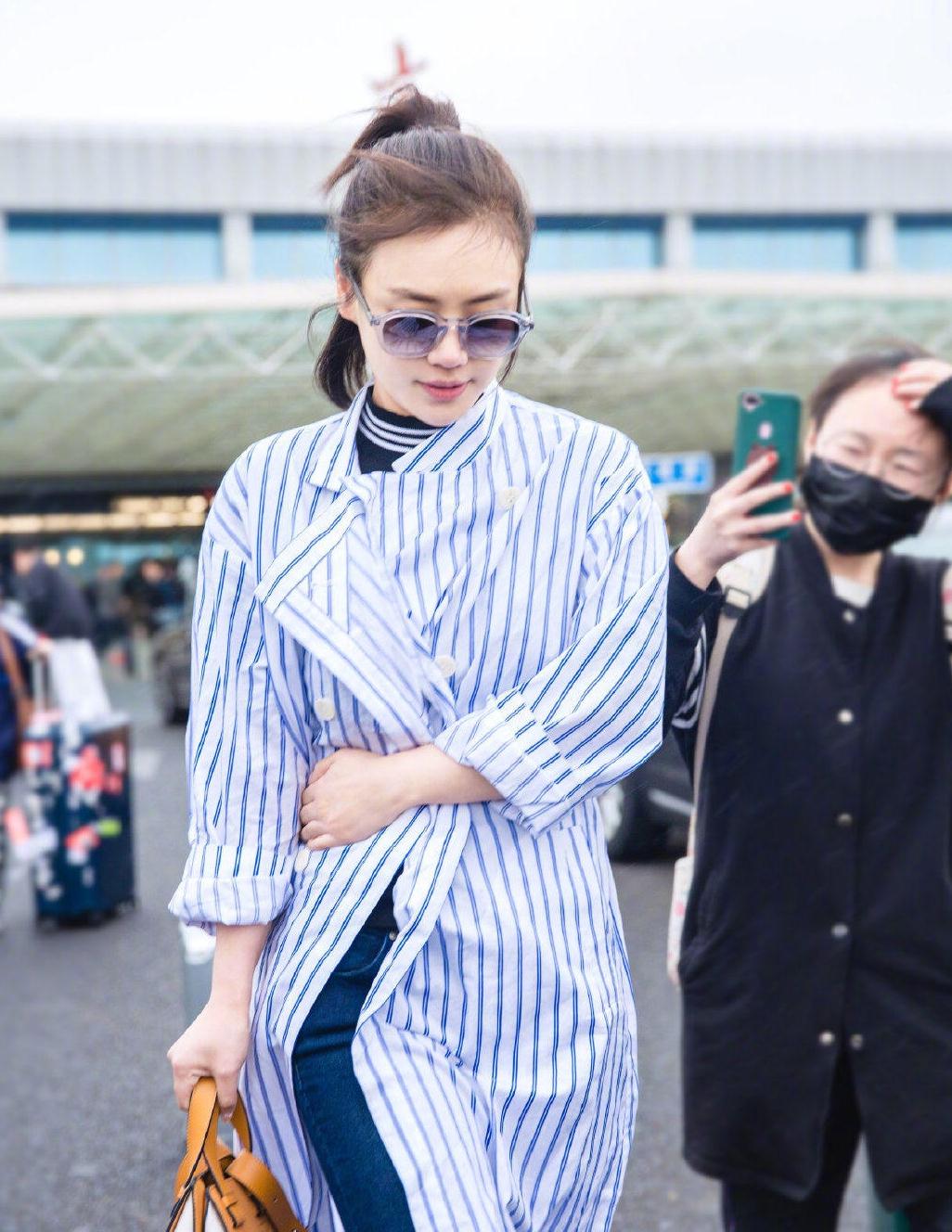 孙莉终于时髦起来,穿条纹衬衫配拼接牛仔裤,172身材太优越_高清图集