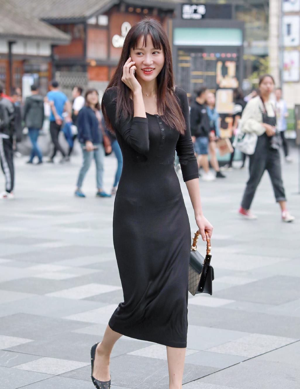 要想足够有韵味,30岁的女人适合穿深色裙子,这样气质更完美