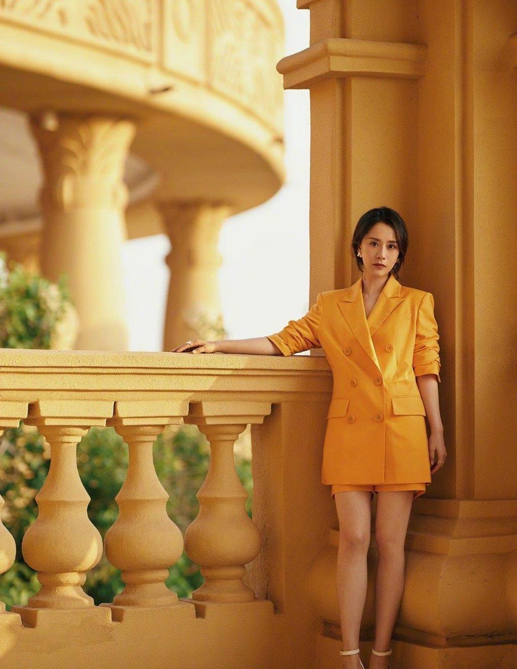 李小萌时髦起来不得了穿彩色西装配长卷发让人过目不忘