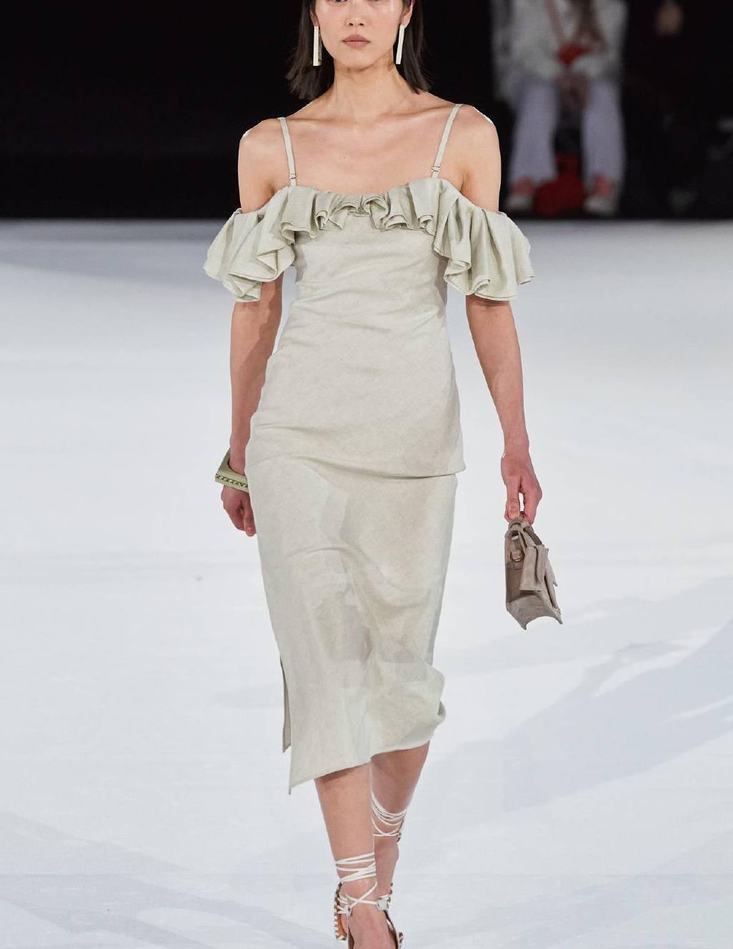 刘雯超模身材不一般穿吊带连衣裙走秀甜美造型让人眼前一亮