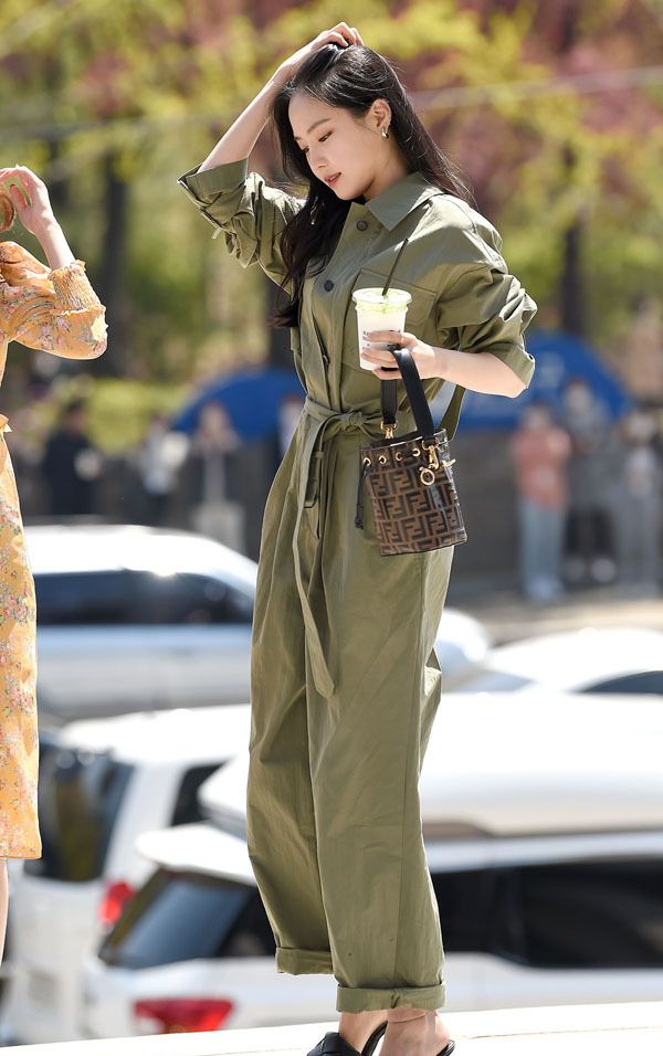 apink孙娜恩不愧是"韩风女神",穿拖鞋配绿色连体裤都这么帅