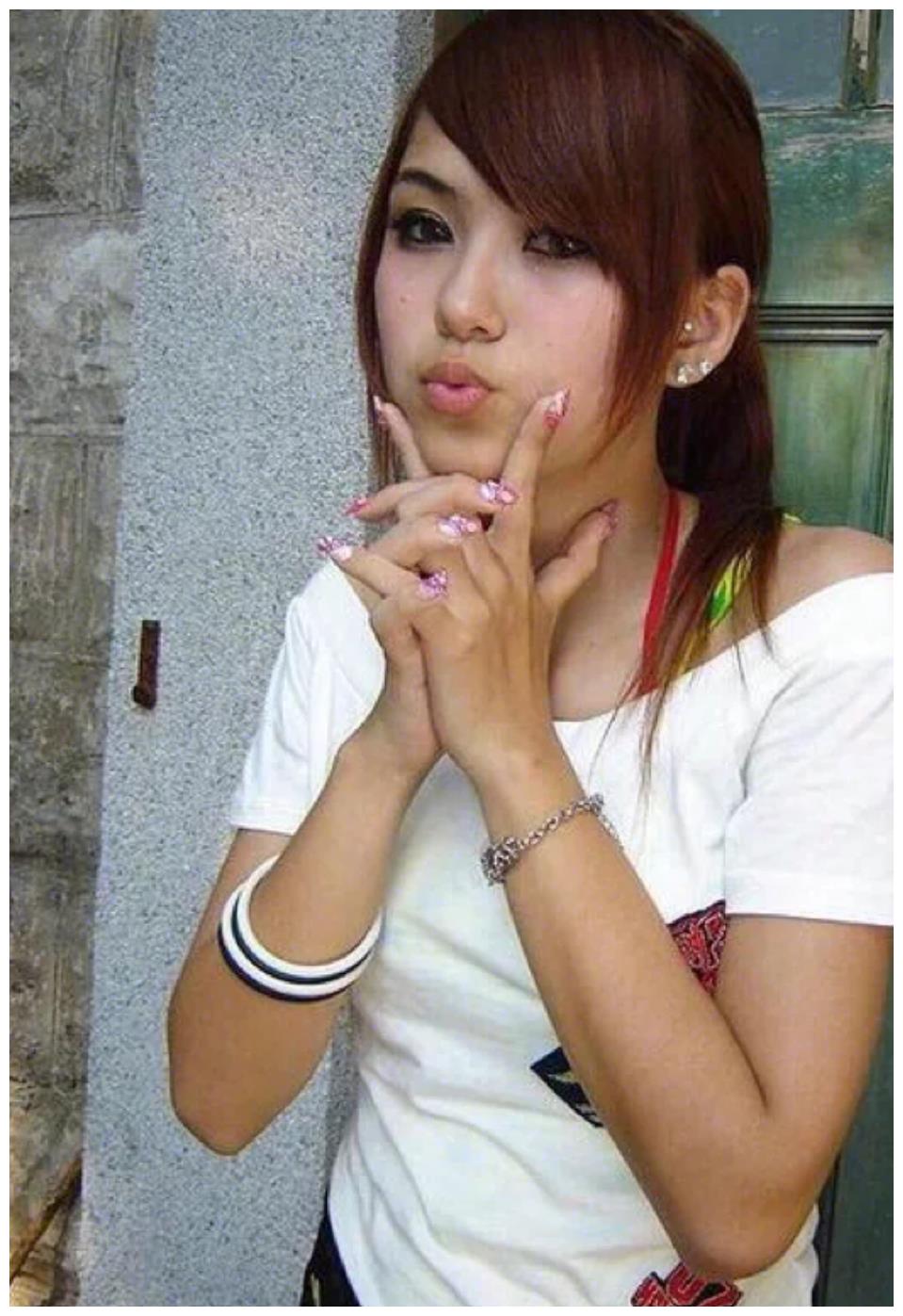 2008年昆凌首次登上音乐频道"我爱黑涩会"这个节目,但在黑涩会美眉中