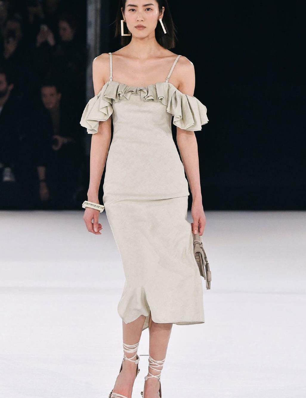 刘雯超模身材不一般穿吊带连衣裙走秀甜美造型让人眼前一亮