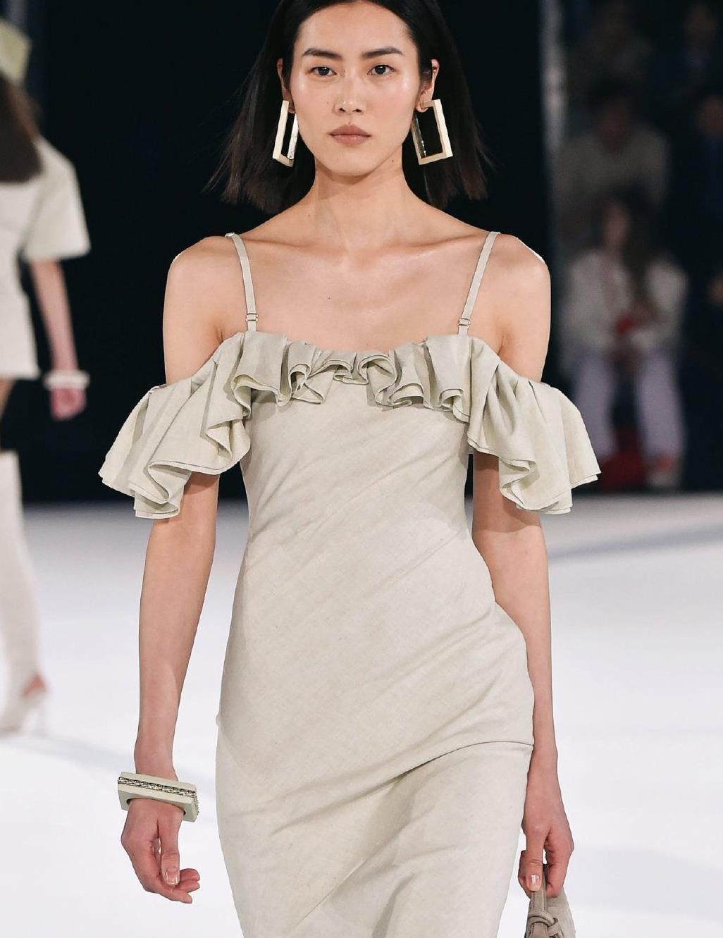 刘雯超模身材不一般穿吊带连衣裙走秀甜美造型让人眼前一亮