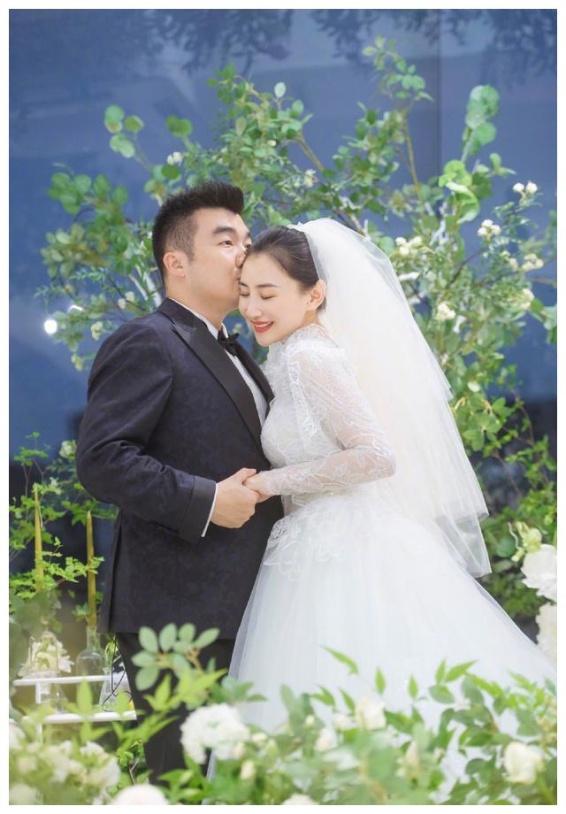 奥运冠军何雯娜晒婚纱照,网友:仙女下凡美出新高度