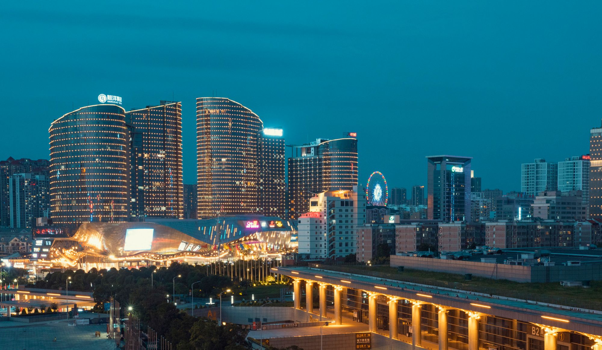 南宁航洋国际城夜景,青橙色调,黑金色调,你更喜欢哪种?