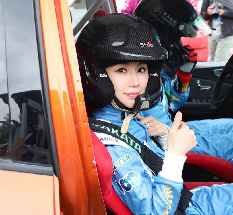 台球天后潘晓婷穿上赛车服,驾驶着赛车帅气十足,不输一线女星_高清