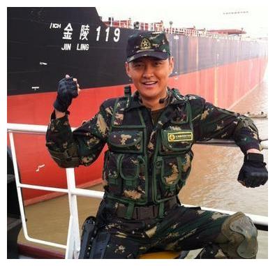 跟李幼斌出道,龙套7年得导演力捧,合作吴京却与他女友结婚