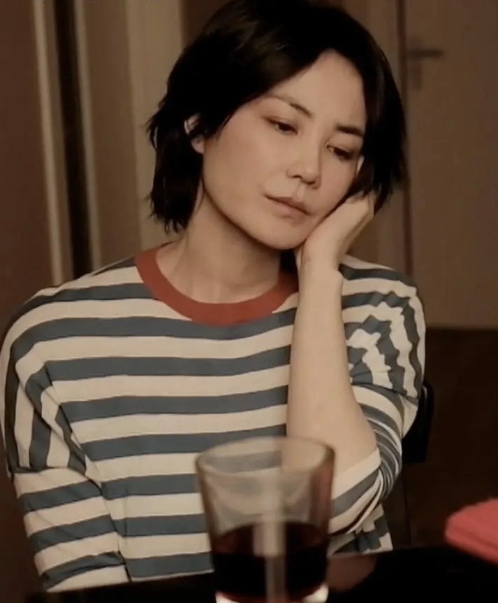 天后王菲久违露面!脸型被一头短发修饰更小,穿彩色条纹衫身材好