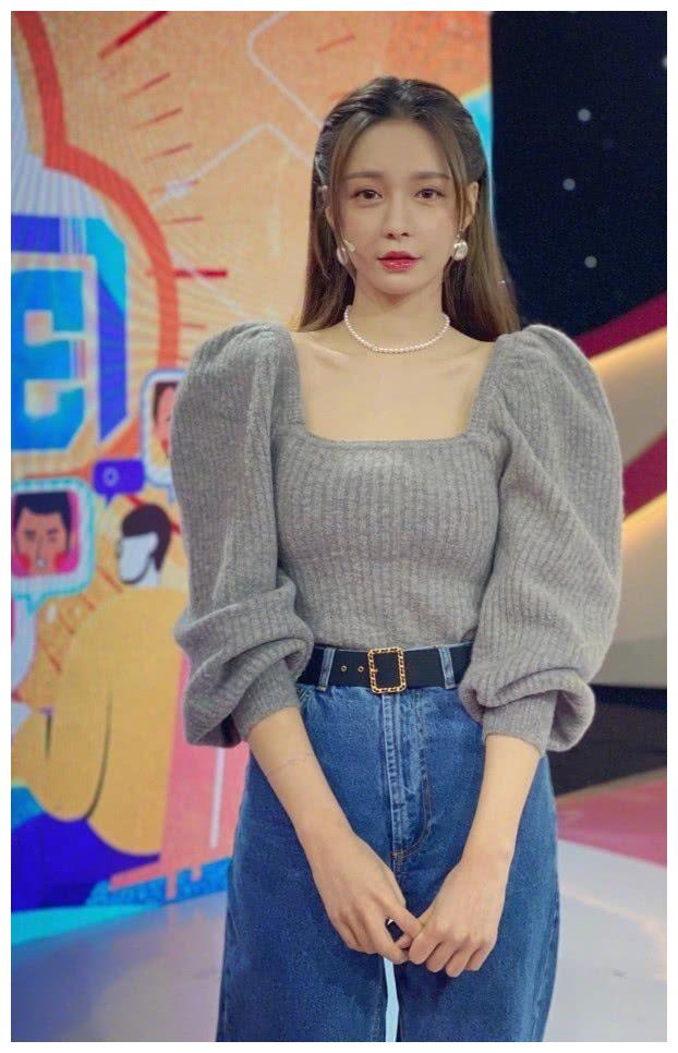 沈梦辰才是真腿精,当她穿无痕裤蹲下时,双腿也挤不出一丝赘肉