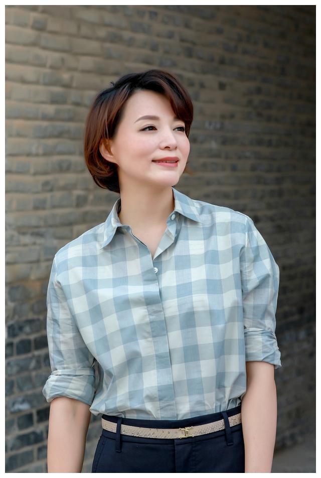 台上大谈爱国情怀,台下选择赴美产子,董卿不为人知的两幅面孔