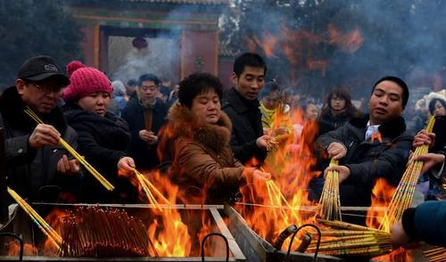 烧香拜佛时,有五个禁忌不能忘,不清楚的可以看看