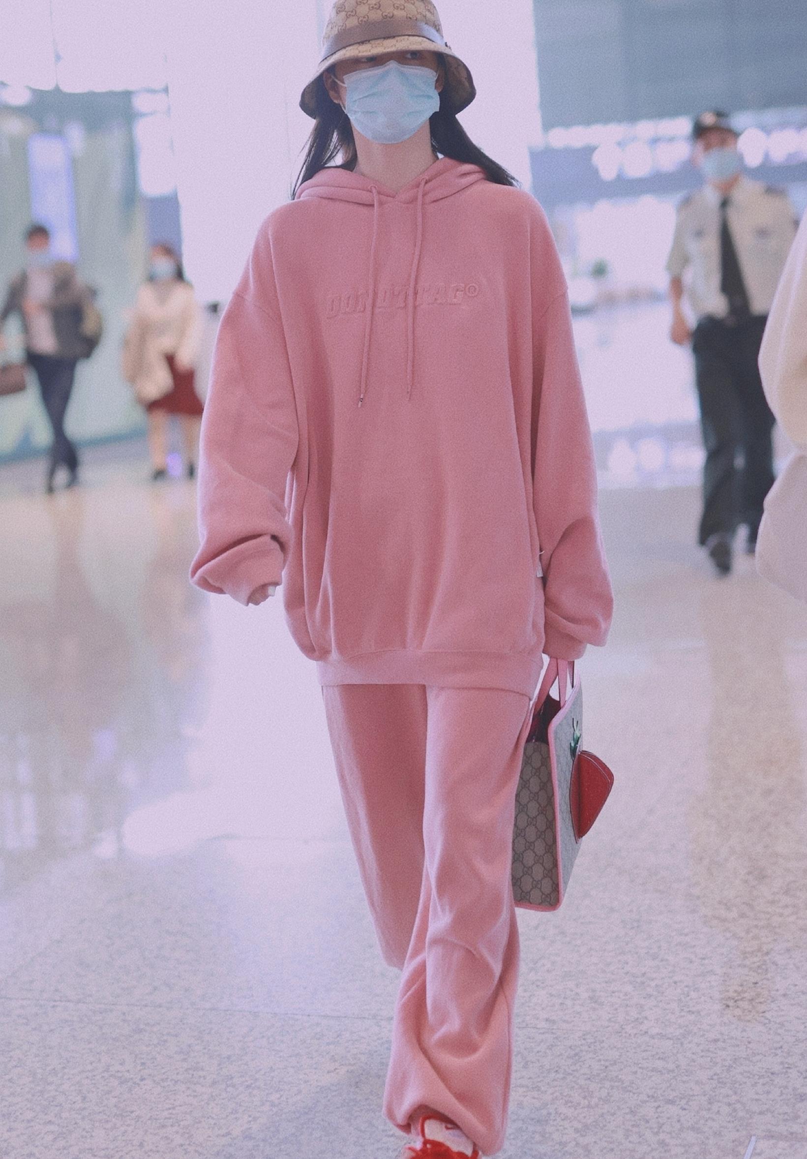 周洁琼粉色穿搭——甜美可爱,是甜心女孩没错了!