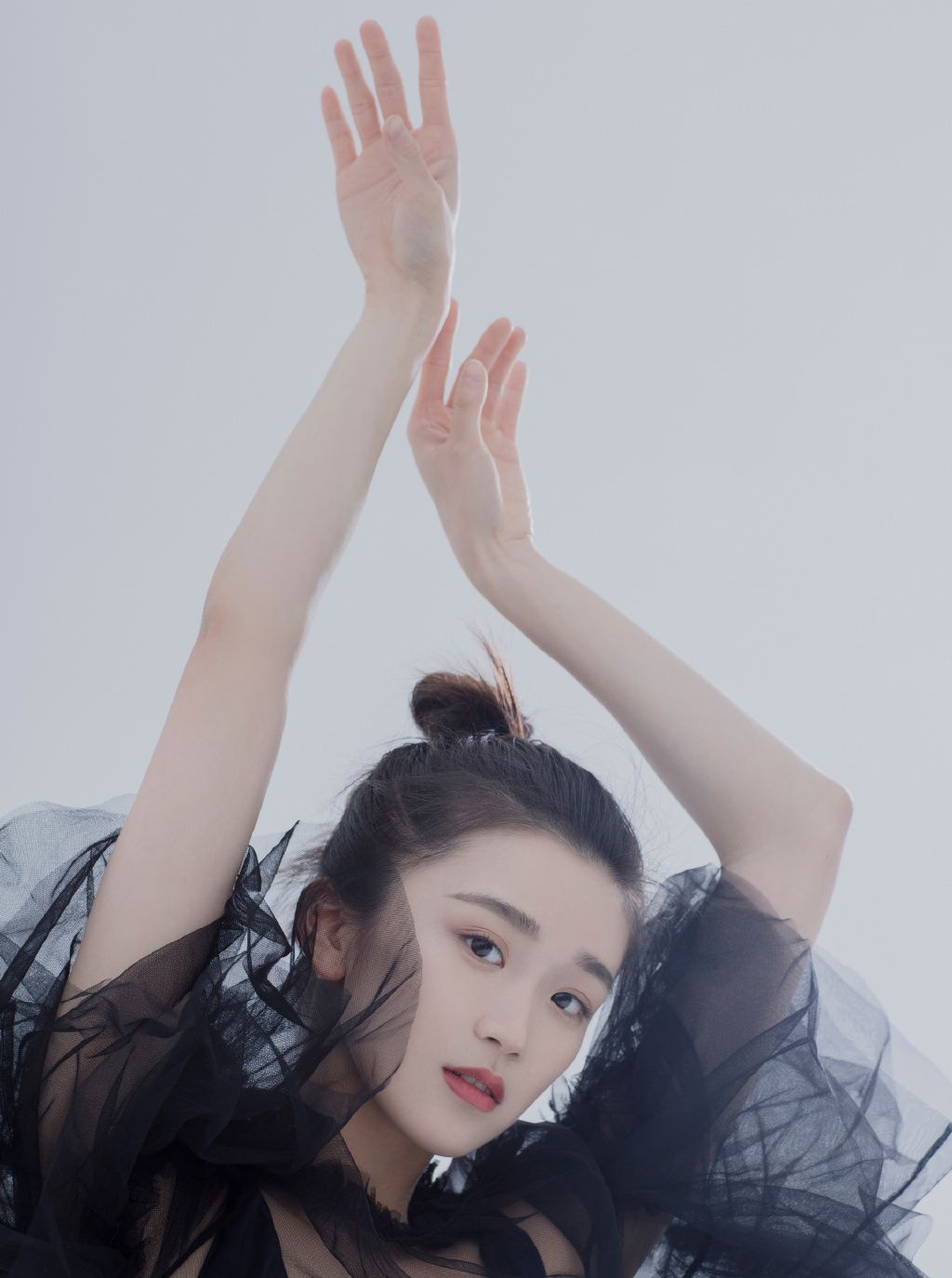 魏一气质写真身穿黑色连衣裙气质满满