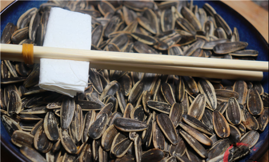 吃瓜子别再用手剥了只需一把钥匙一秒一颗不伤手不脏嘴