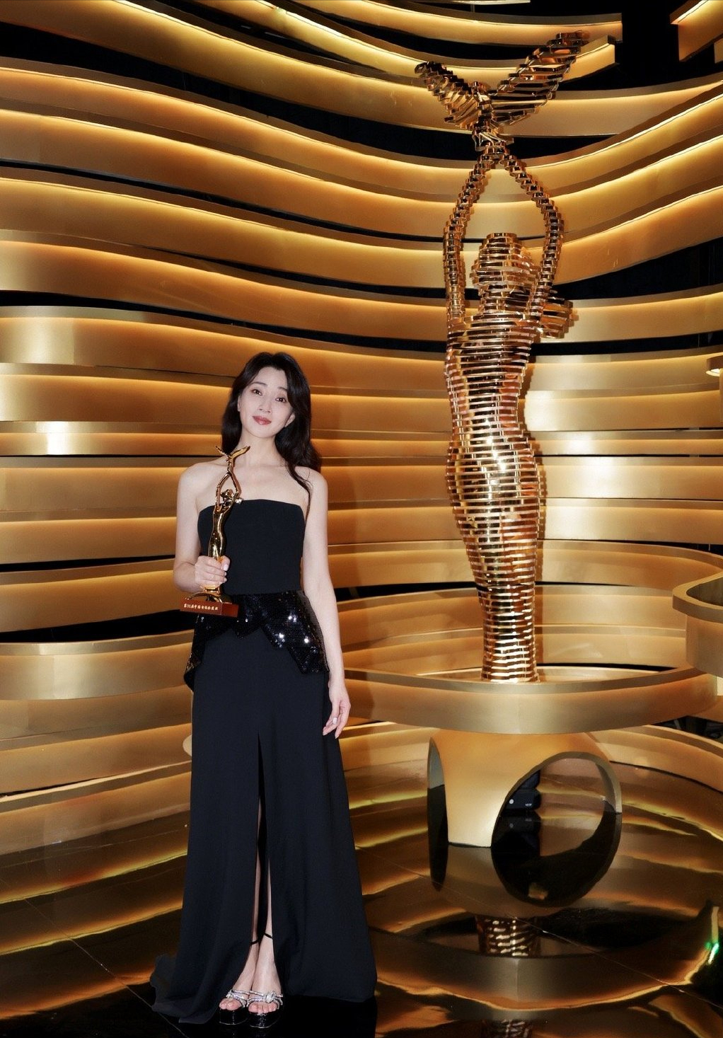 金鹰奖闭幕:女星礼服真好看,热依扎绝美,马丽英气,殷桃可人|吴越