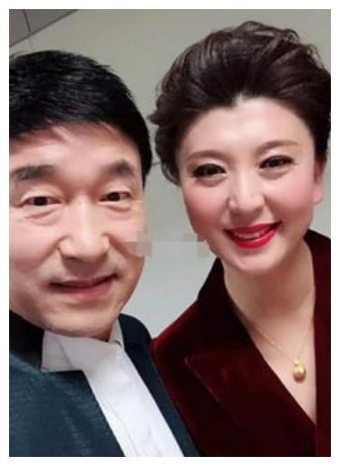 47岁闫学晶近照,二婚老公原来是他,颜值比赵本山还高