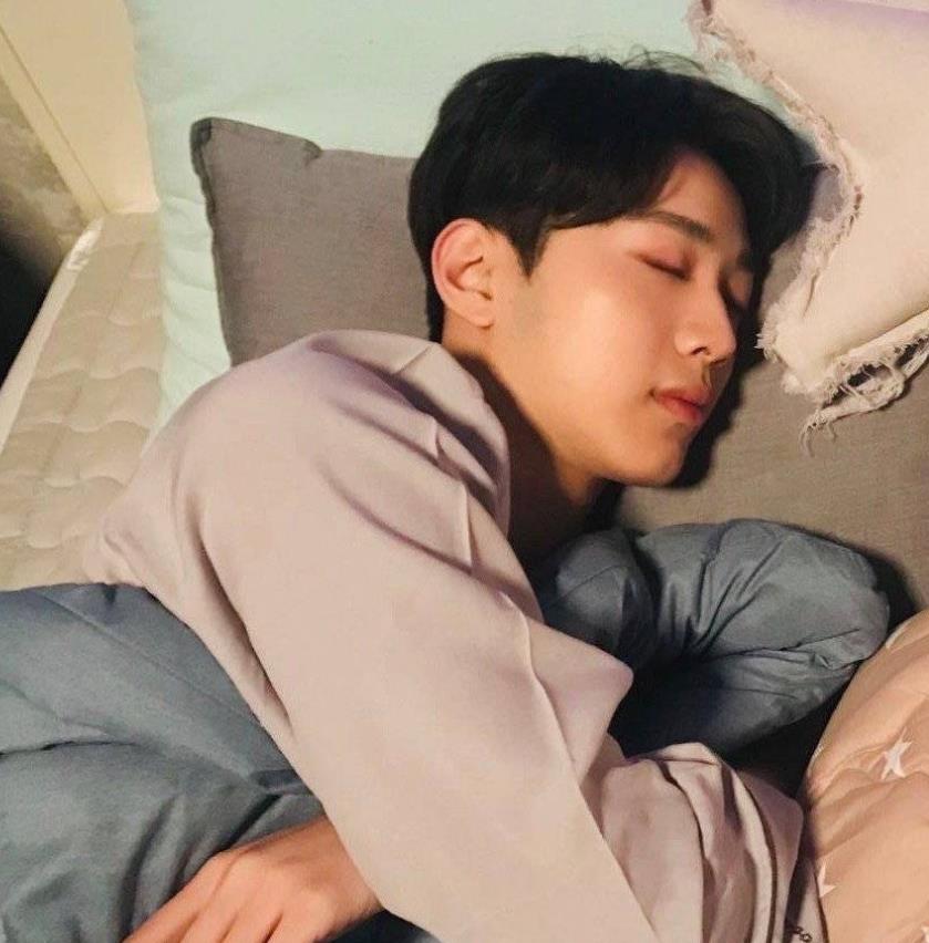 "归国五子"的睡姿,赖冠霖没啥特别,黄子韬颜值高,张艺兴好笑_高清图集