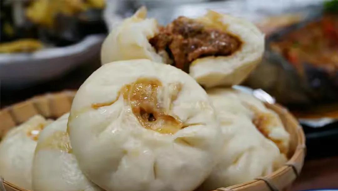 包子是我们北方最常见的一种美食啦,夏天每次不知道吃什么的时候我