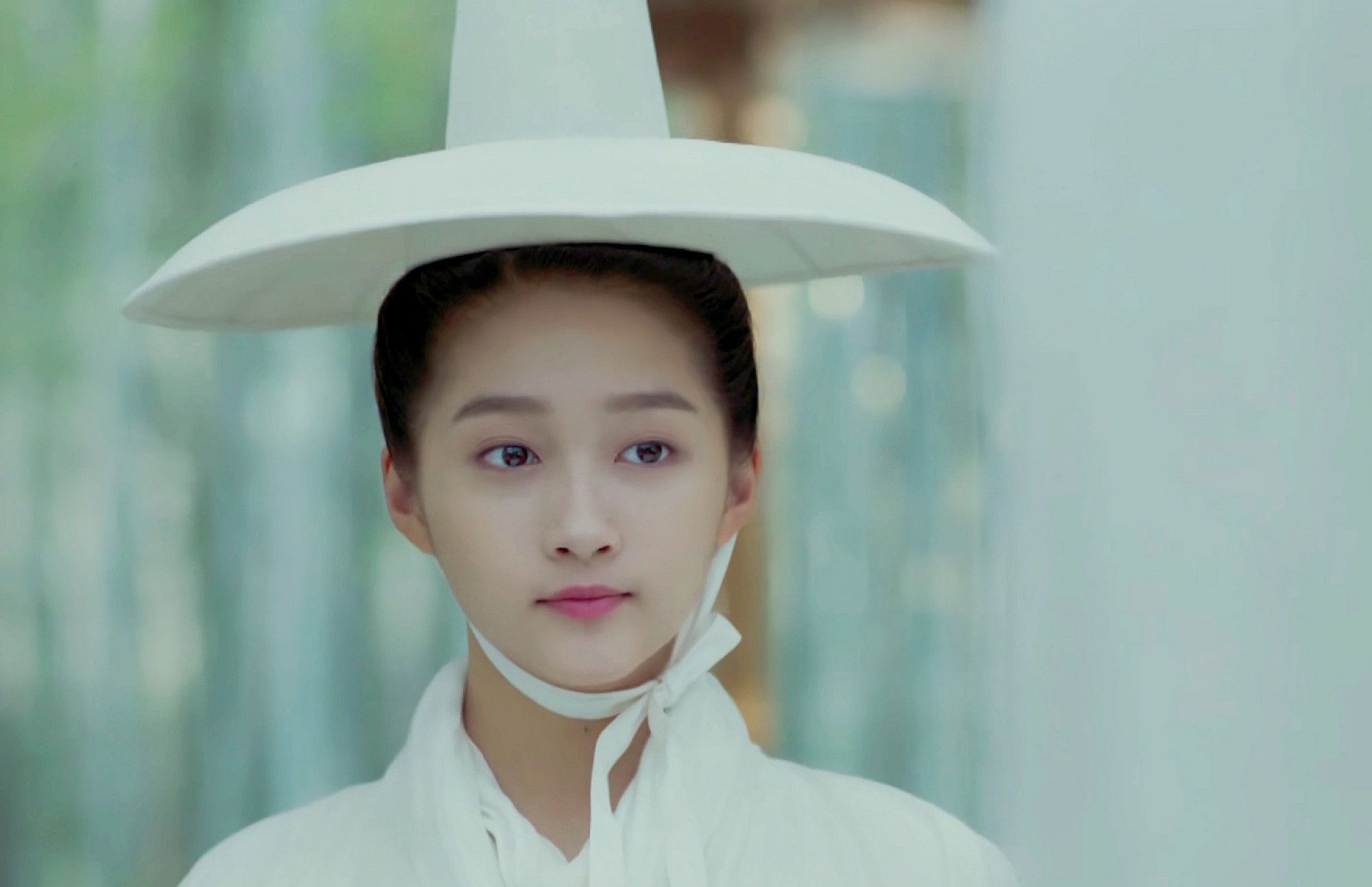 关晓彤是一位童星,从小就开始演电视剧,可以说是观众看着长大的女明星