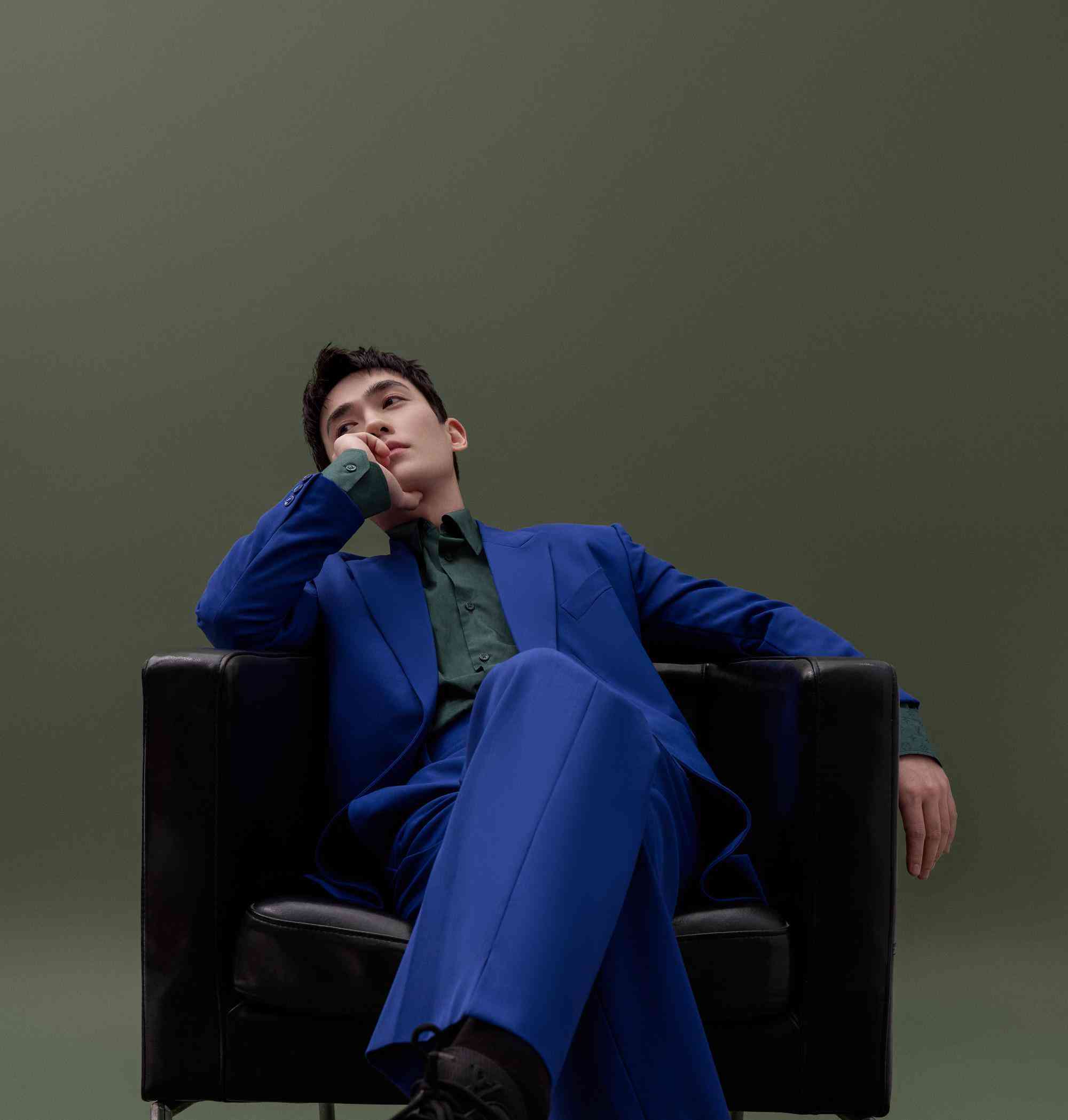 朱一龙侧颜杀无敌,蓝色西装军绿色丝绸衬衣,鞋底一层绿亮了