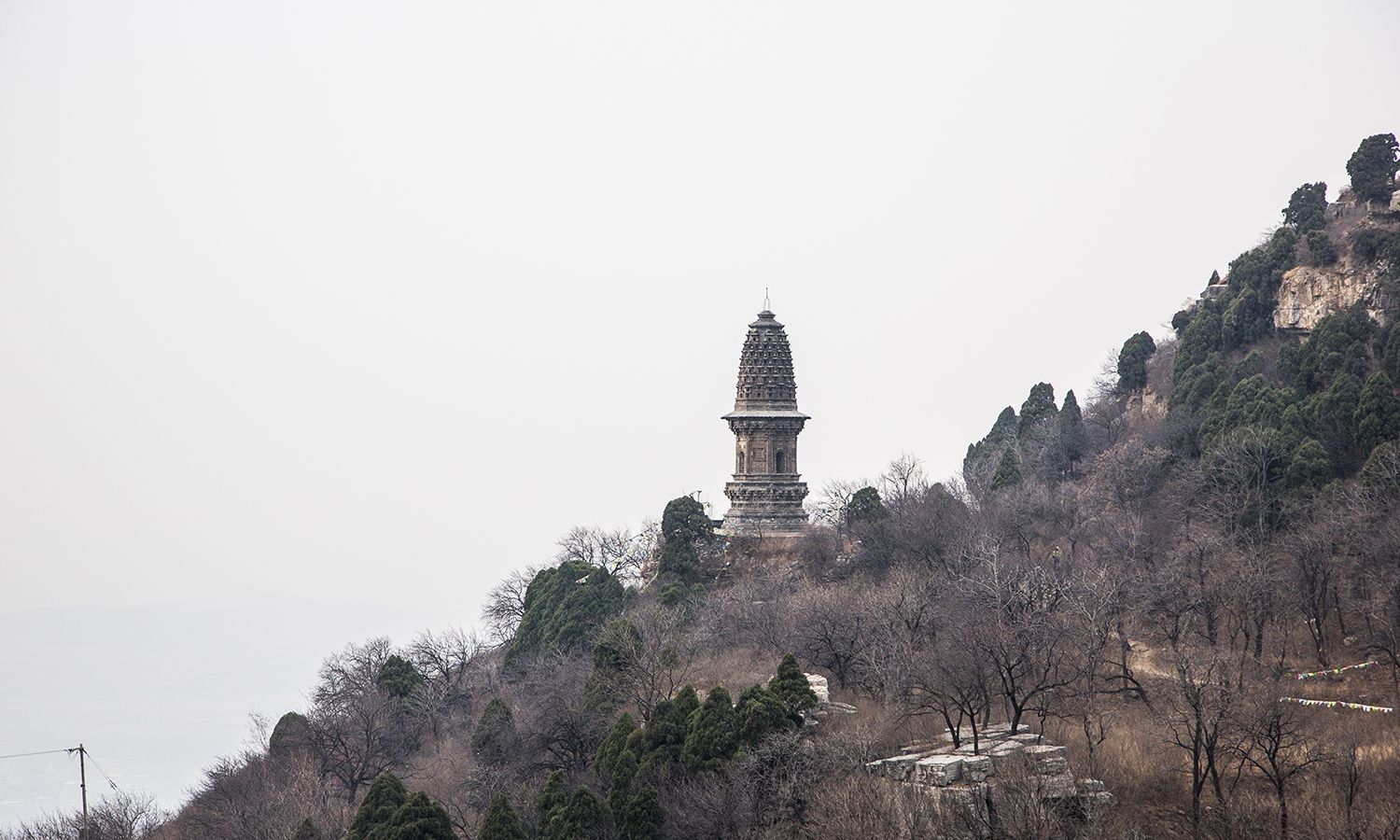 庆化寺花塔,如一口倒扣的巨钟,佛龛里雕刻着乐工