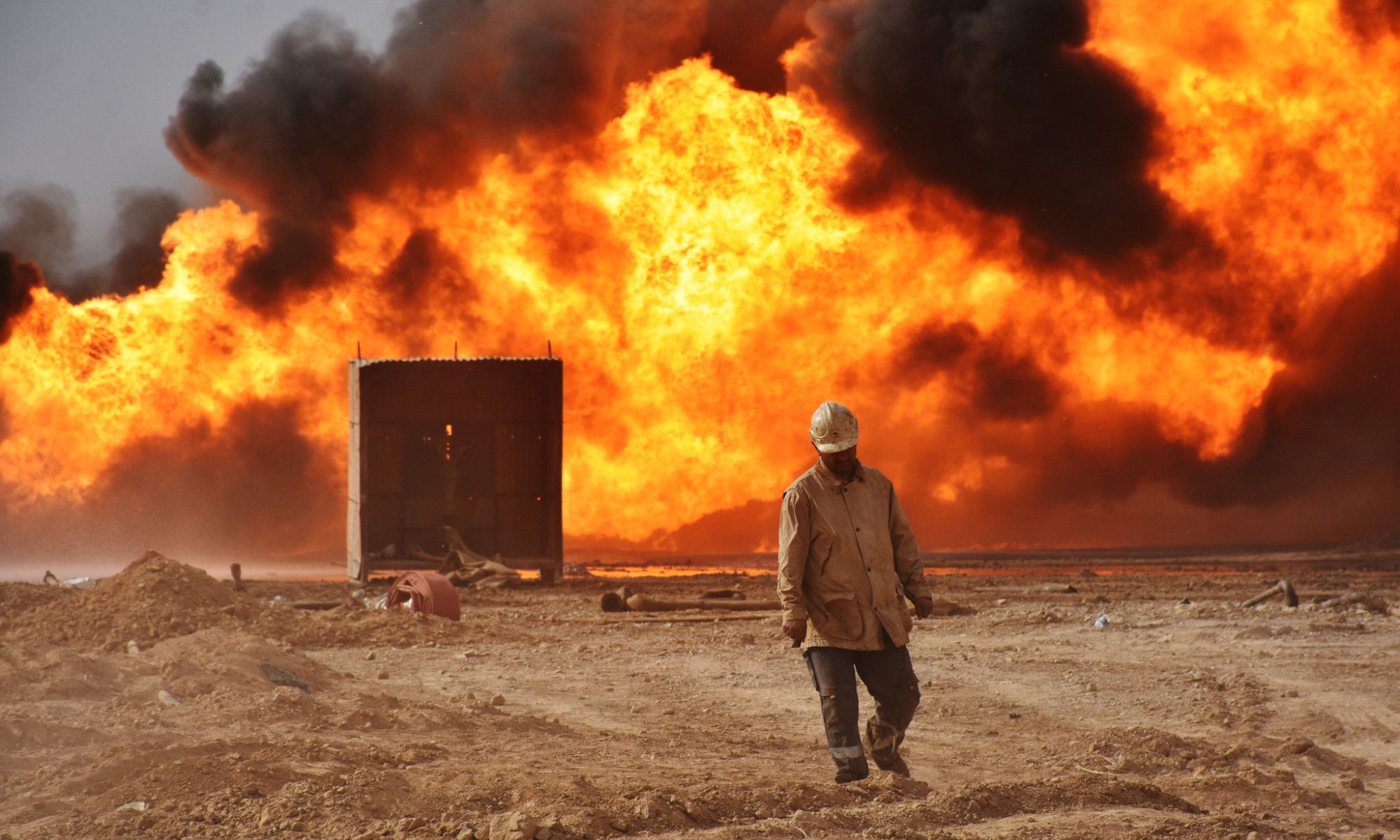 伊拉克基尔库克省两口油井遭袭 现场大火持续