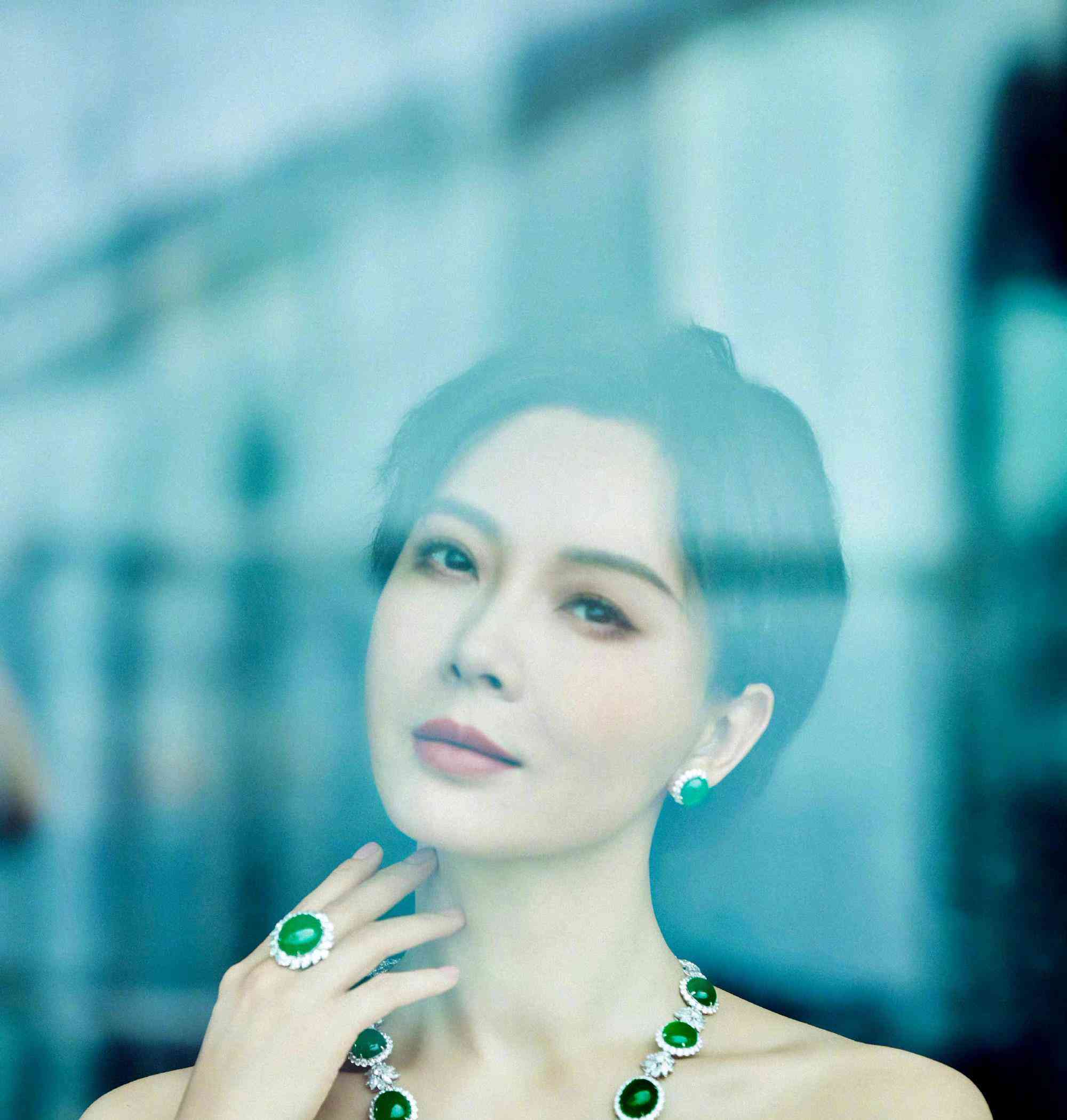 陈数好绝!祖母绿项链大气华贵,搭配黑色礼服老上海范儿