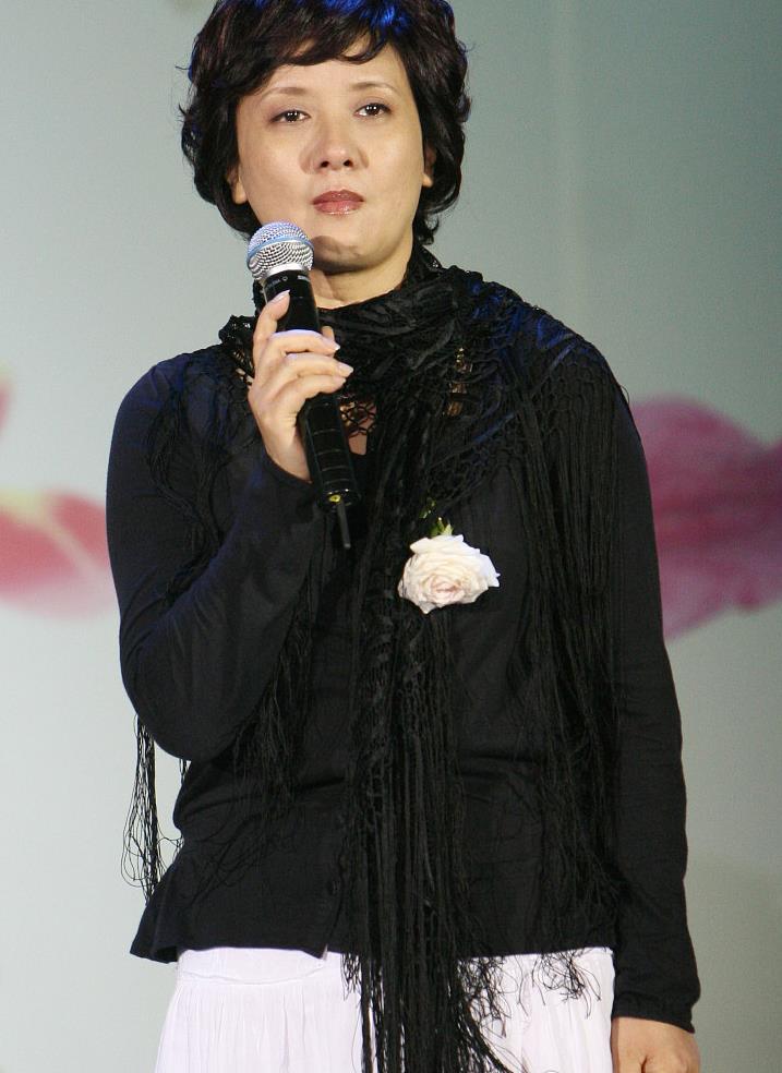 邓婕穿衣真有一套蕾丝镂空围巾配牛仔外套气质甜美又干练