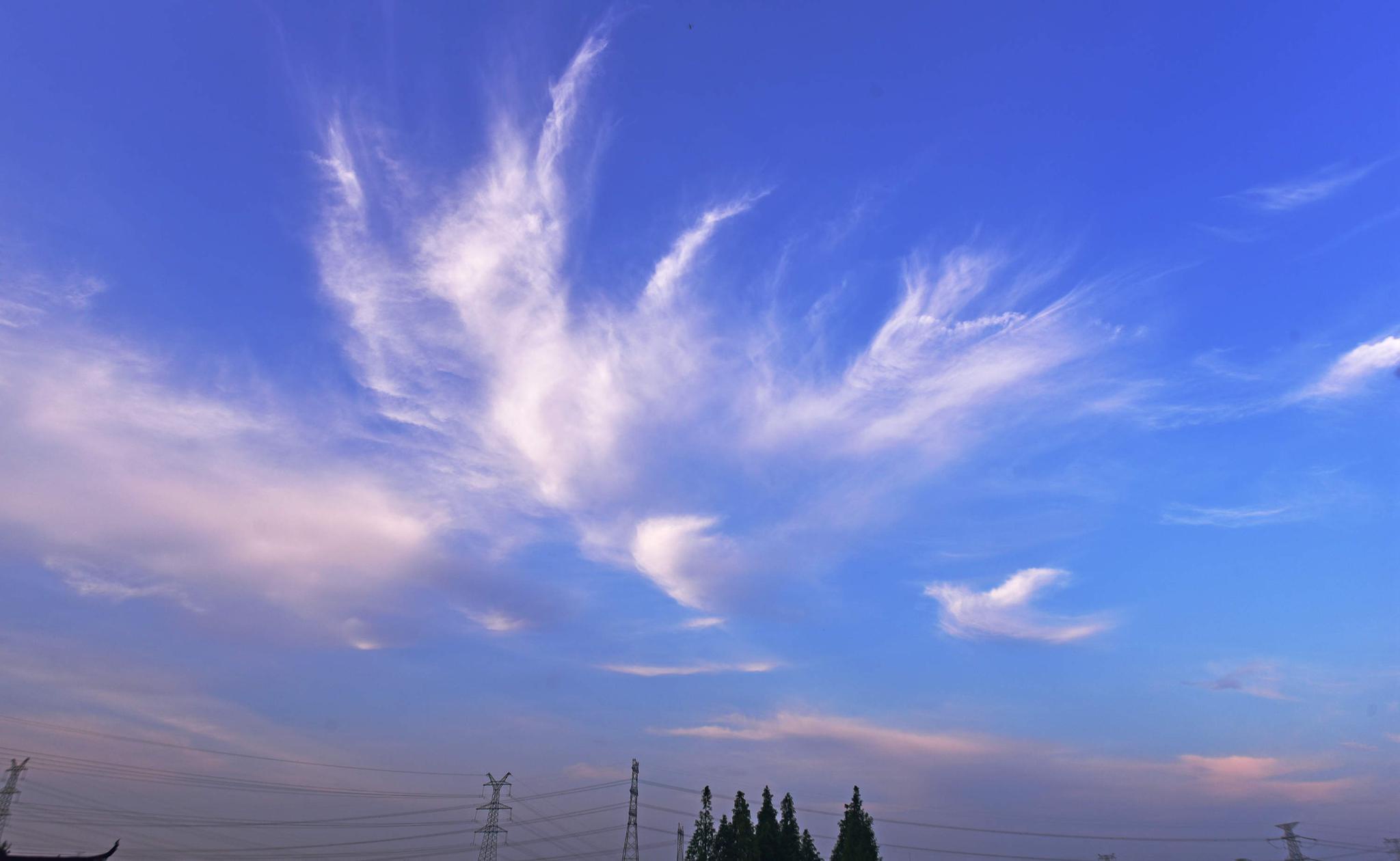 梅雨季难得一见晴好天气早晨日出时分天空美丽景象