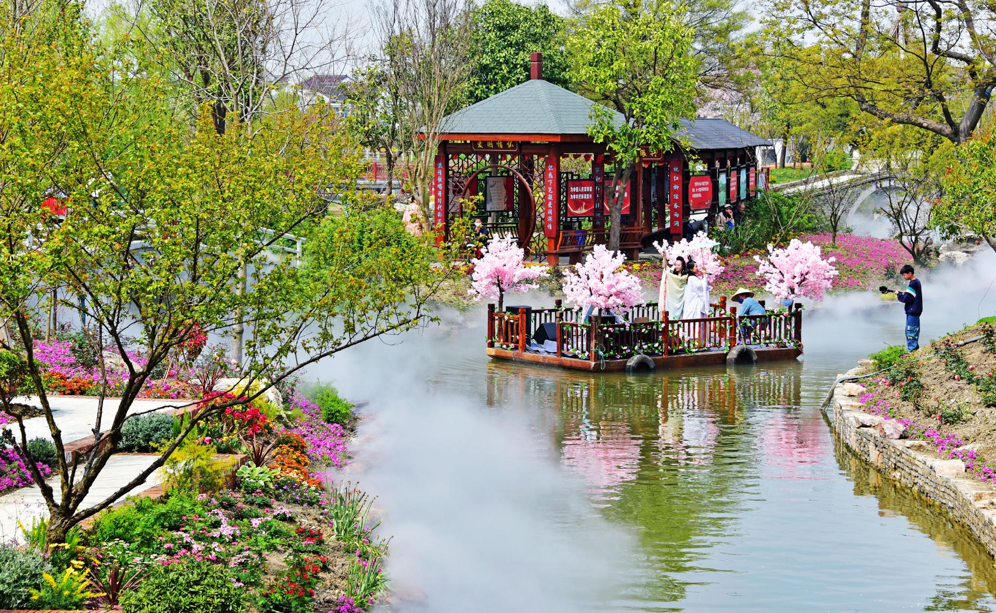 玫瑰小溪花朦胧舟行雾里梦幻中无锡鹅湖玫瑰园新晋网红打卡点