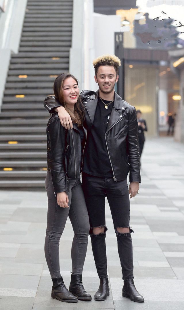 路人街拍:跨国情侣甜蜜逛街,爱情不分国界!