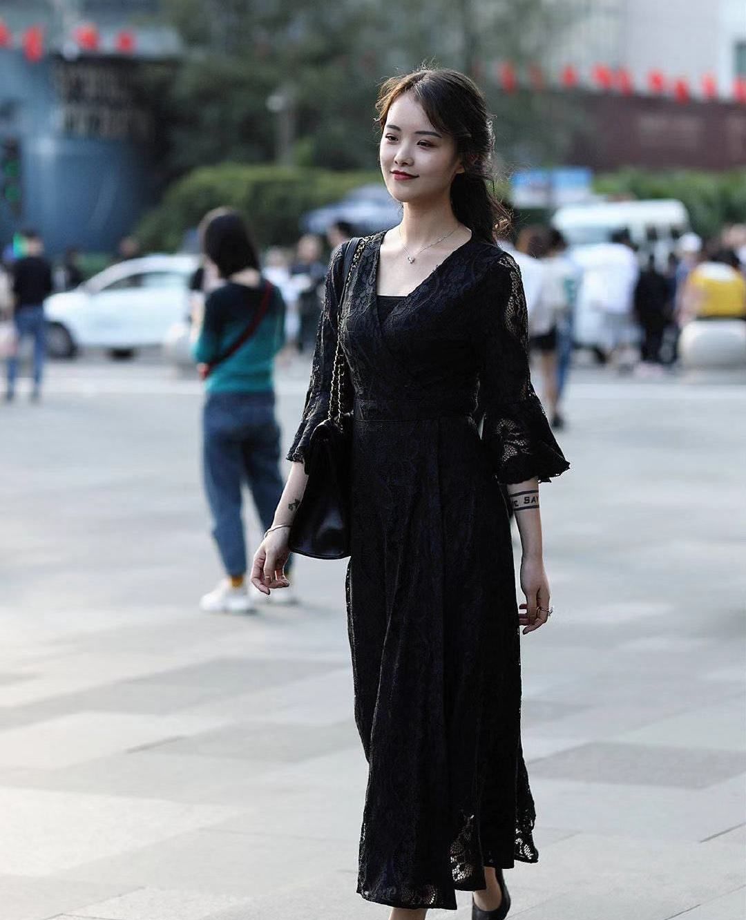 街拍:小姐姐白色针织衫上衣搭配黑色短裤,身材纤细简单时尚_高清图集