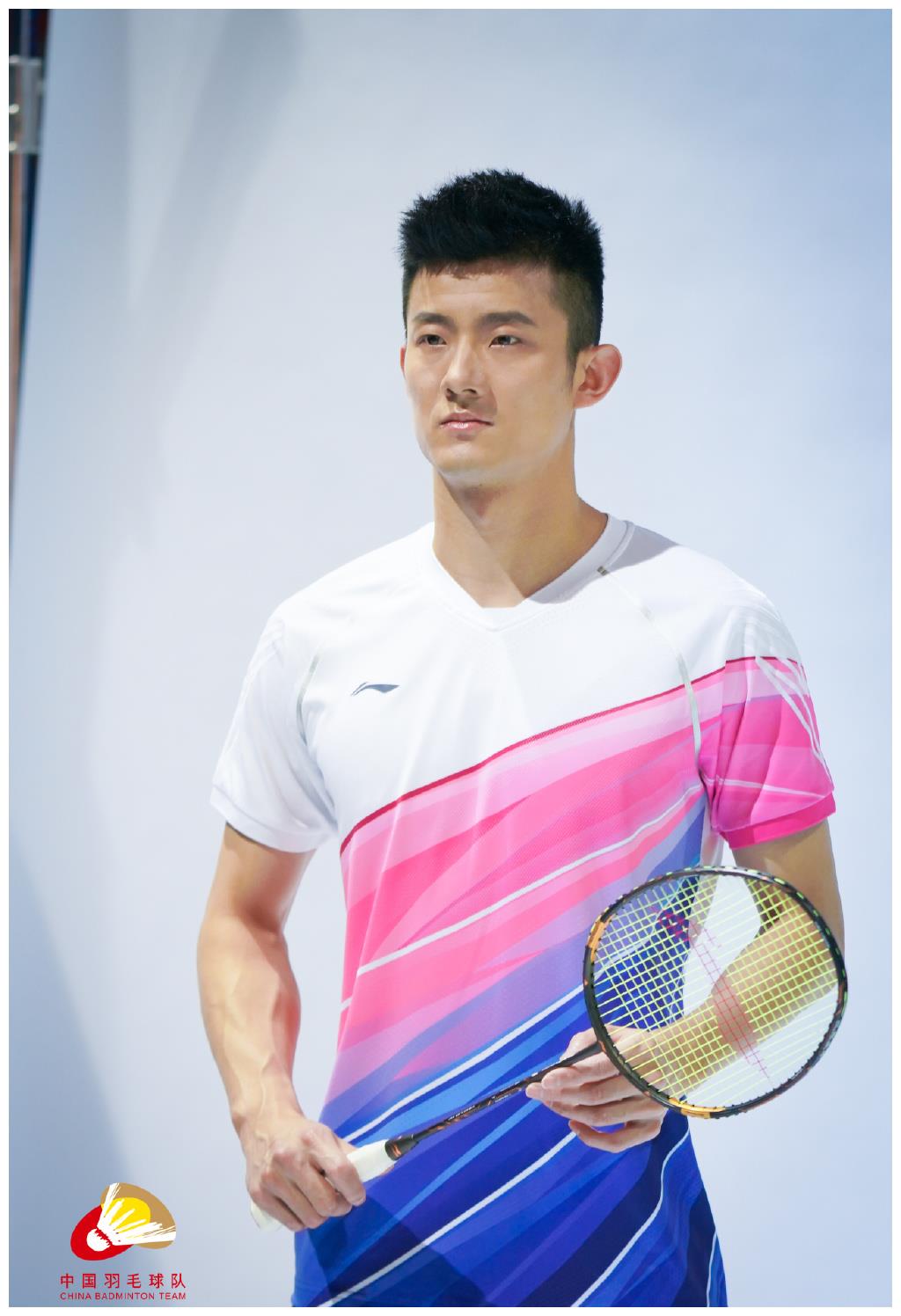 谌龙穿国羽队服拍写真表情严肃!对镜头握拳大吼,拿球拍帅气十足