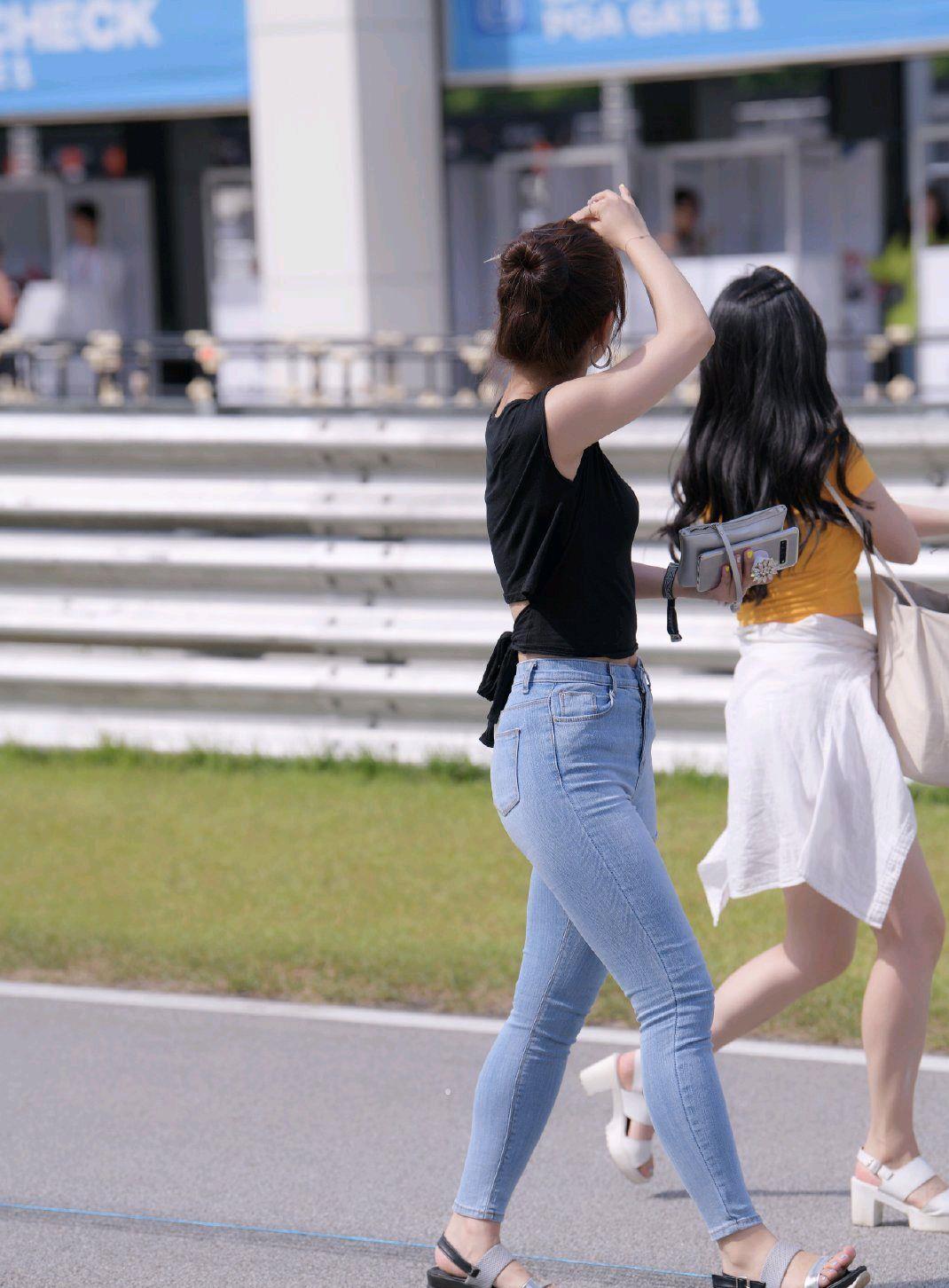 时尚穿搭黑色v领上衣搭配牛仔裤凉鞋