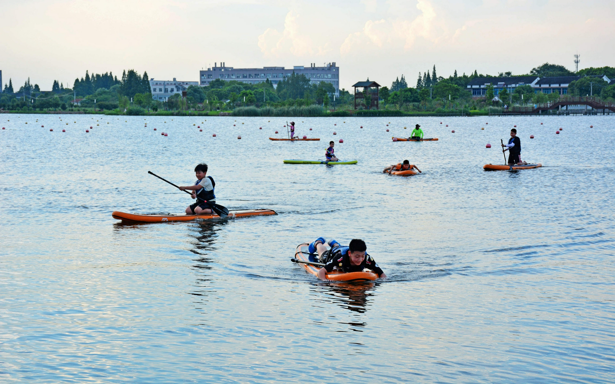 无锡鹅湖玫瑰文化园,桨板水上运动受青睐