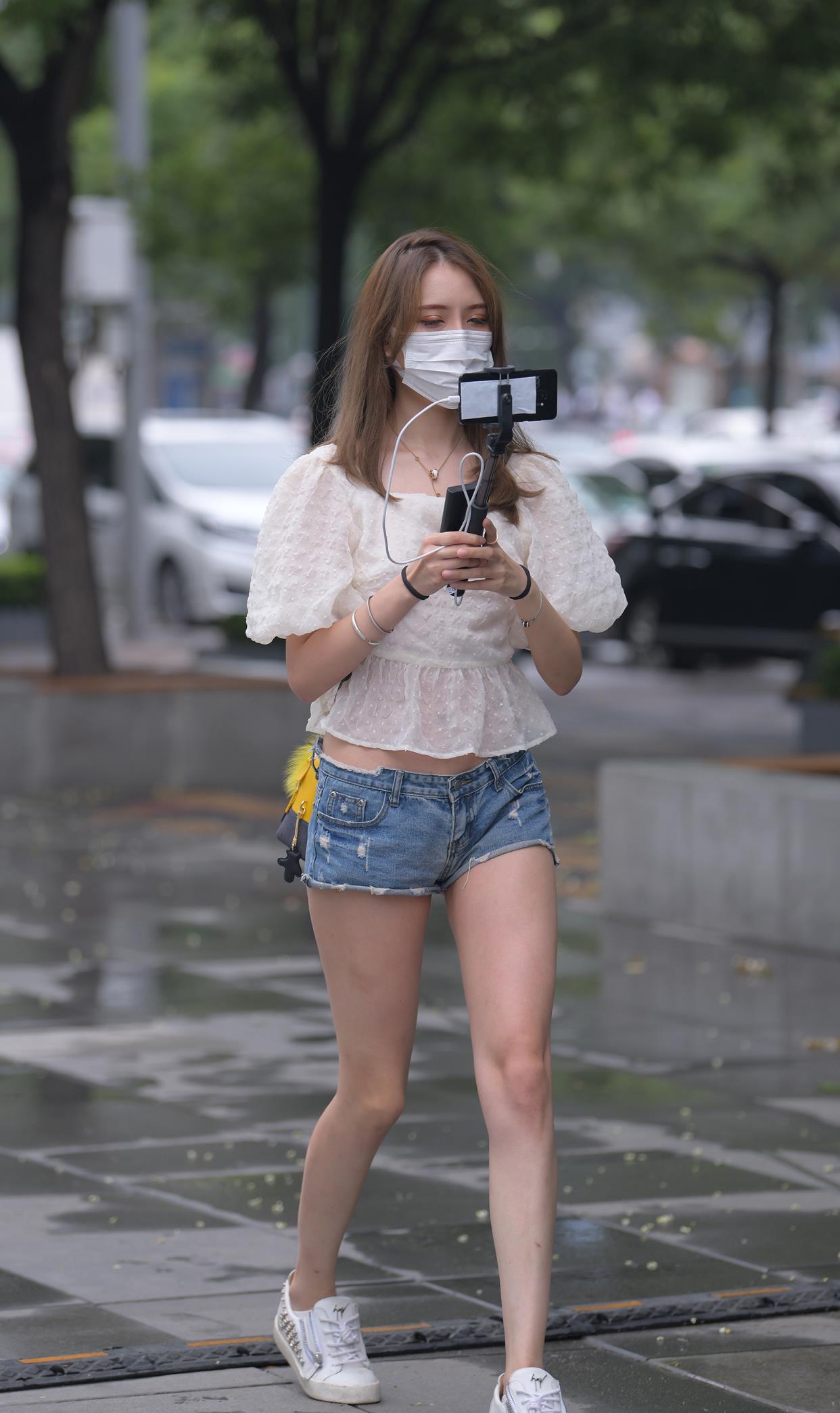 低腰短裤怎么穿更显身材?露腰线不如用蕾丝做装饰,穿出朦胧美