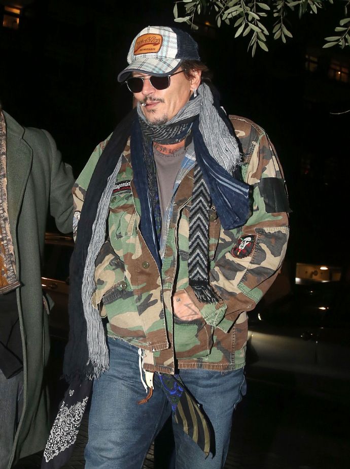 约翰尼·德普伦敦街拍,有一种说不出的帅气,看起来心情不错_高清图集