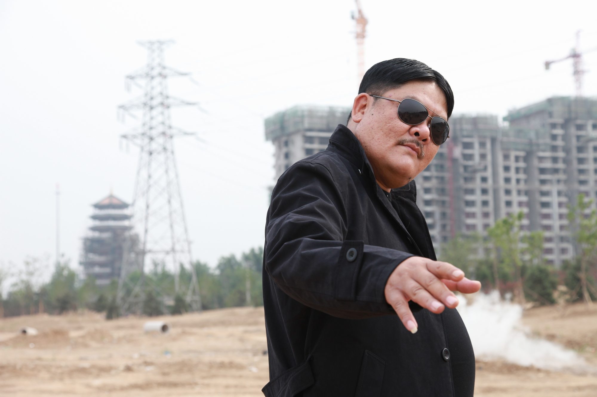 林雪近最近胖成球,西装扣子过于紧绷,脖子上一圈都是肥肉_高清图集