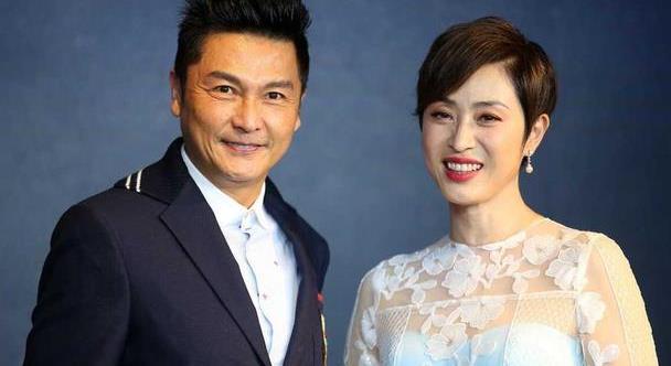 陈法蓉无滤镜也一样能扛穿薄纱刺绣连衣裙太优雅不像53岁