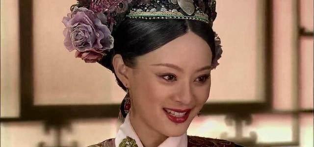 一直在线的甄嬛一下子就想到了安陵容死之前说的那句"皇后杀了皇后"