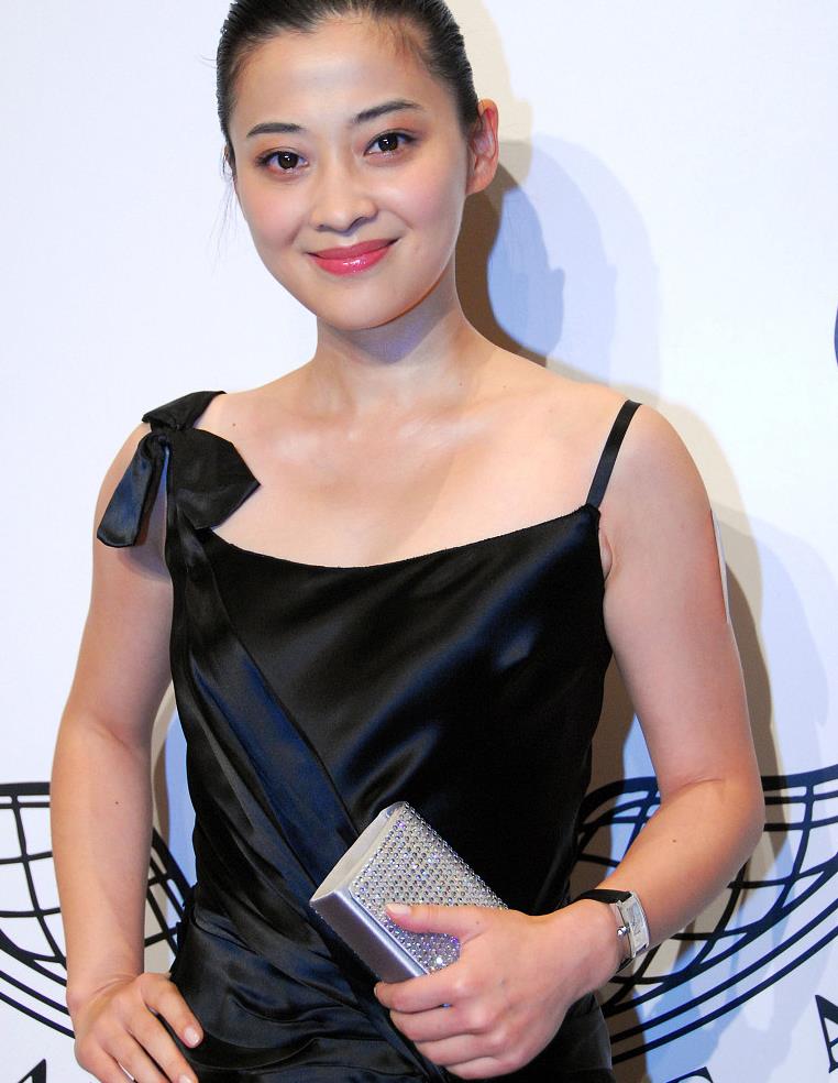 梅婷穿的太显年轻了睡衣裙肩带系蝴蝶结绸缎配束发清爽高贵