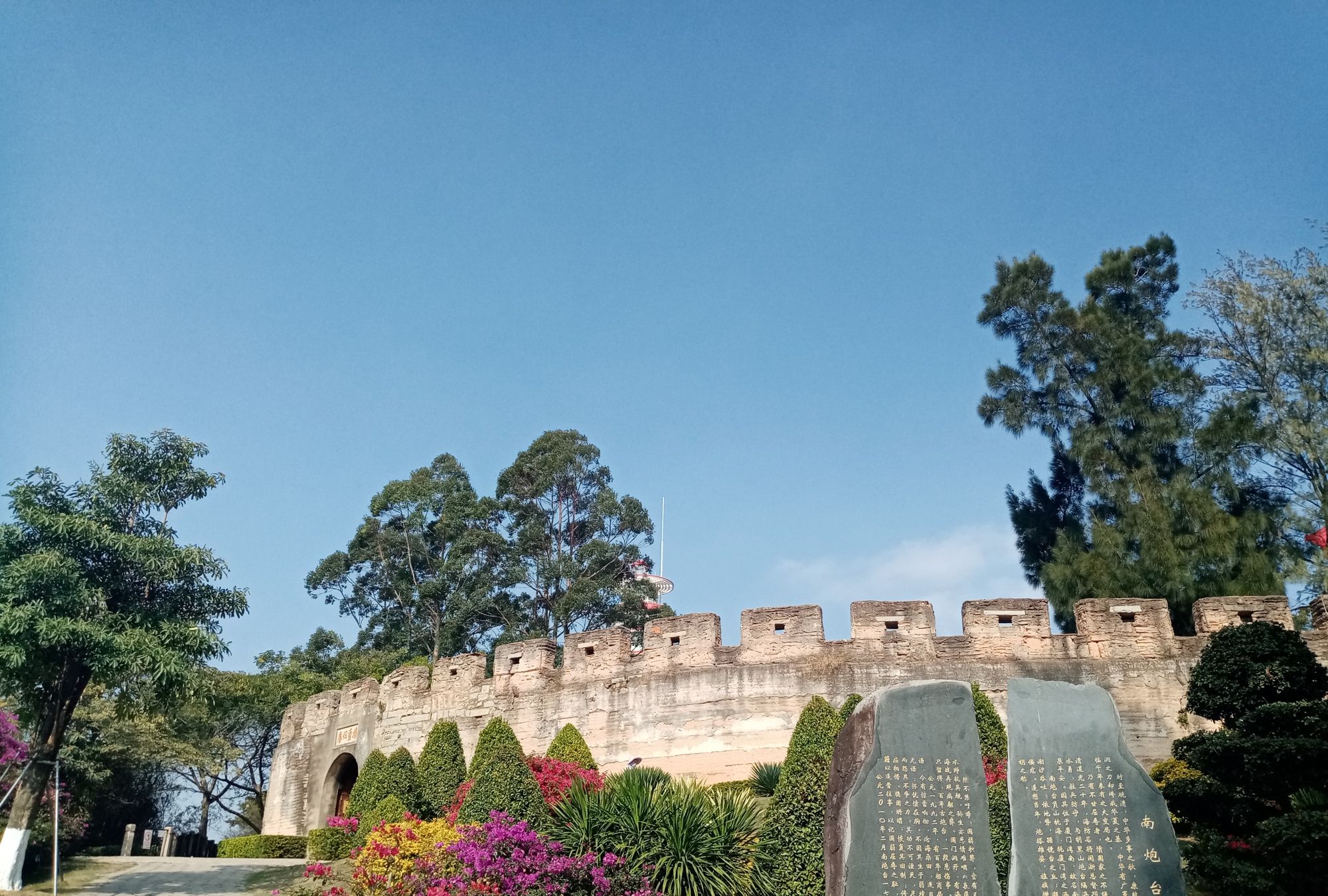 南炮台坐落在漳州开发区,素有"天南锁钥"之称