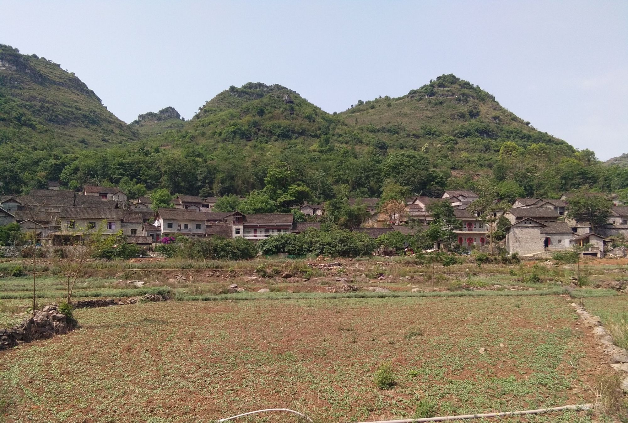 兴义市清水河镇,美丽的雨补鲁天坑人家