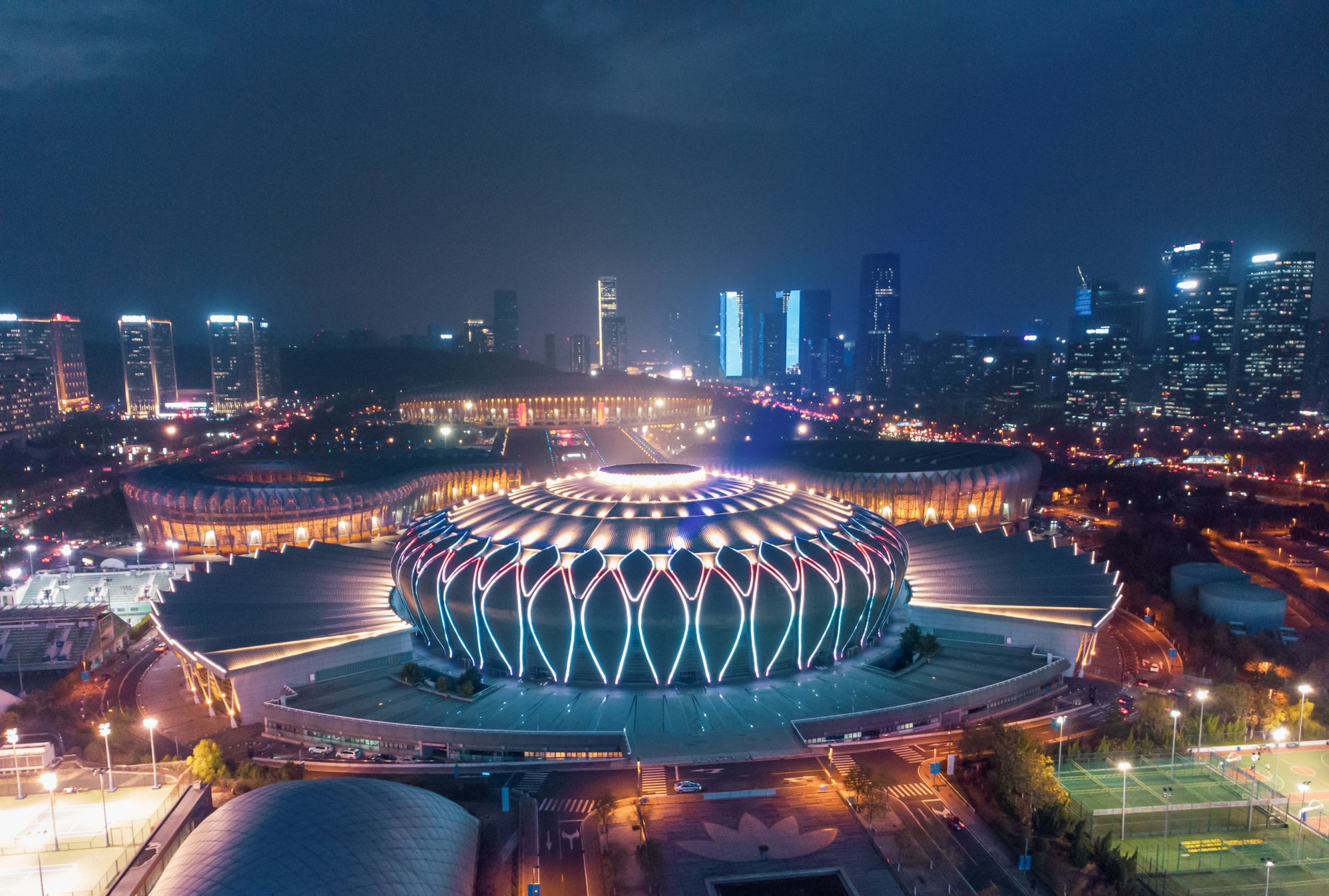 航拍济南奥体中心灯光秀,"东荷西柳"灯火辉煌