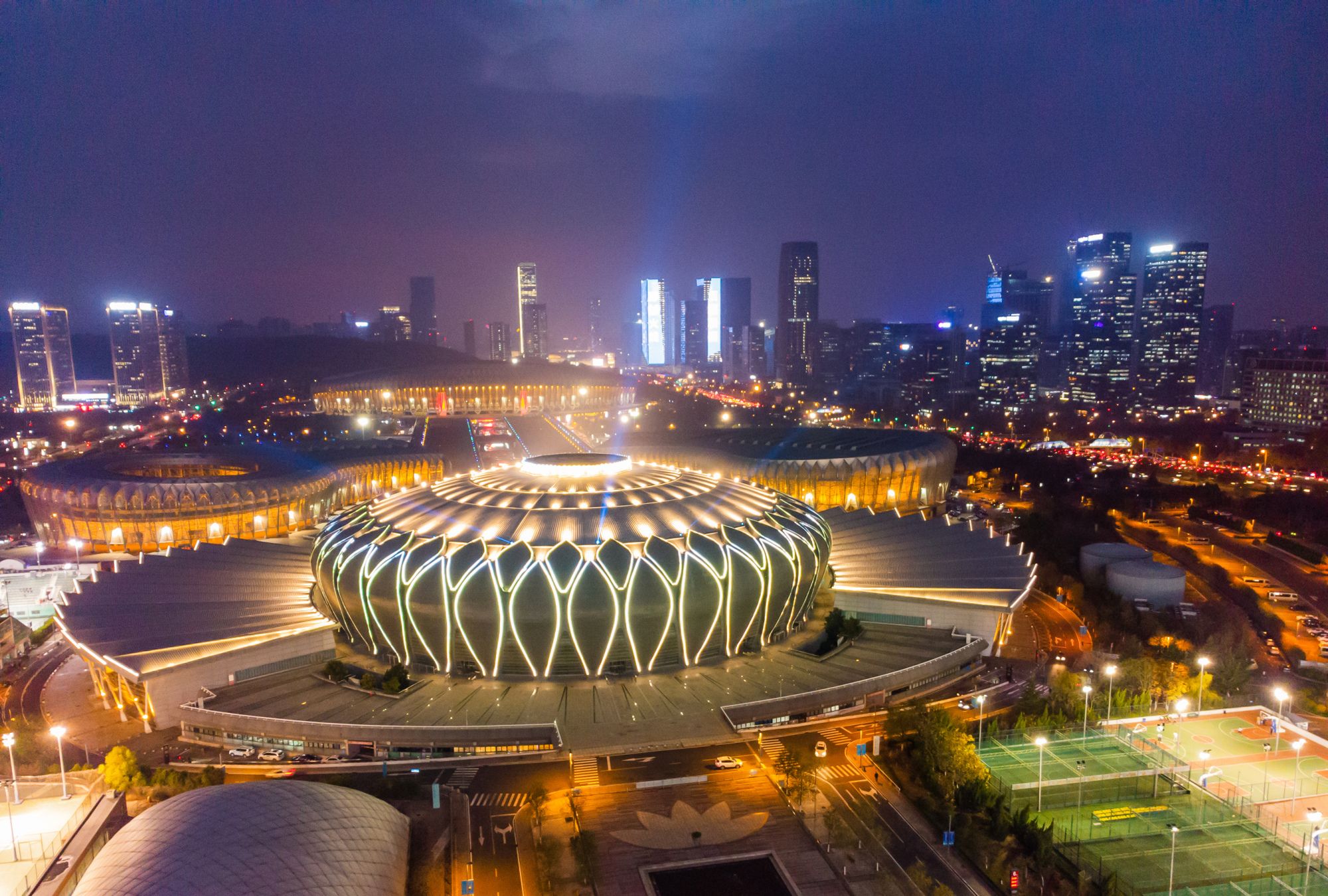 航拍济南奥体中心灯光秀,"东荷西柳"灯火辉煌