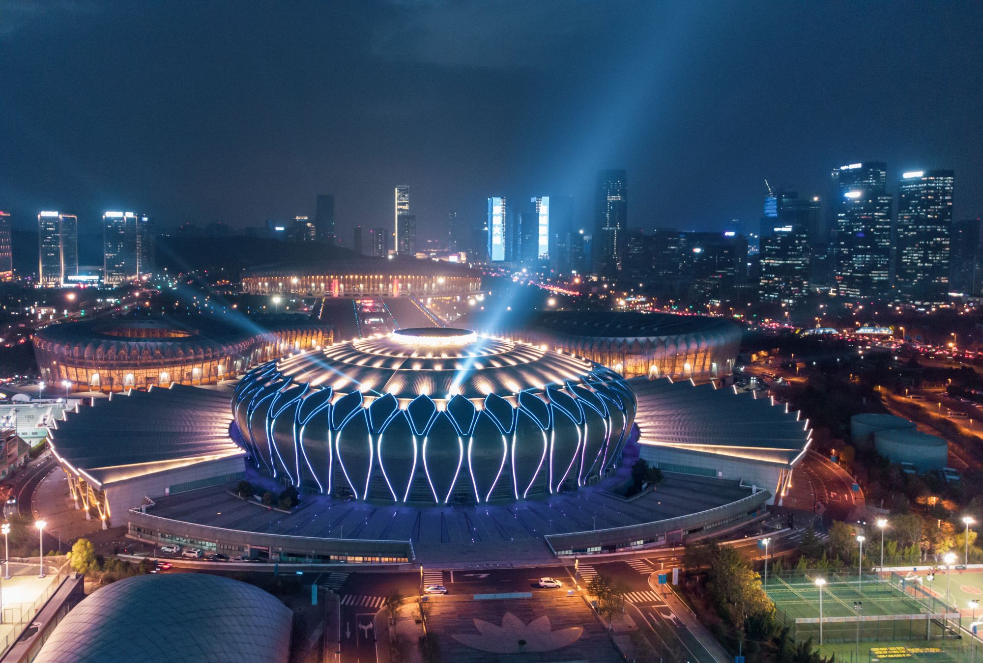 航拍济南奥体中心灯光秀,"东荷西柳"灯火辉煌