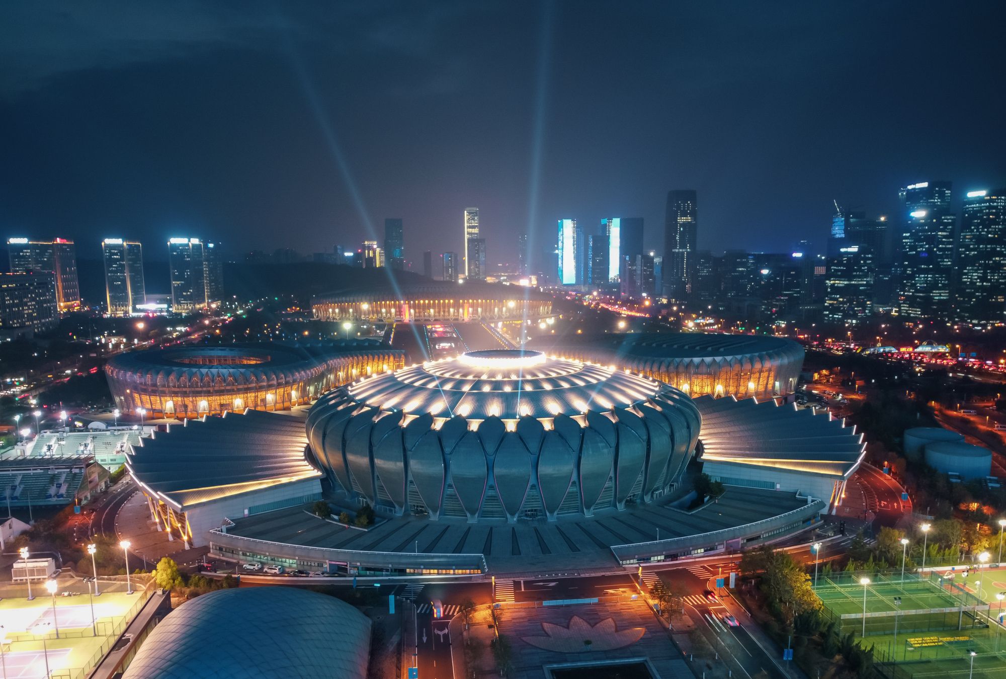 航拍济南奥体中心灯光秀,"东荷西柳"灯火辉煌